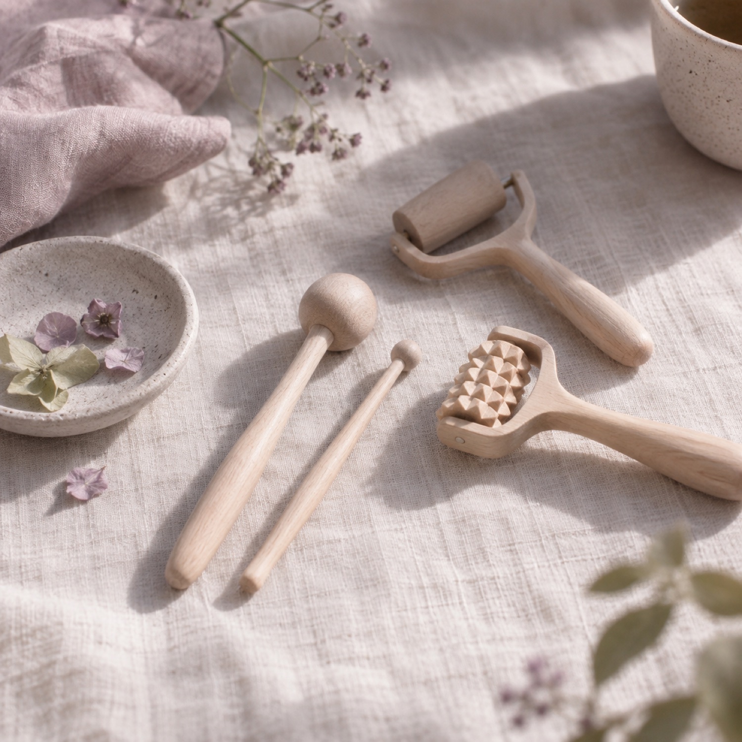 Outils en bois de réflexologie faciale Dien Chan posés sur du lin clair