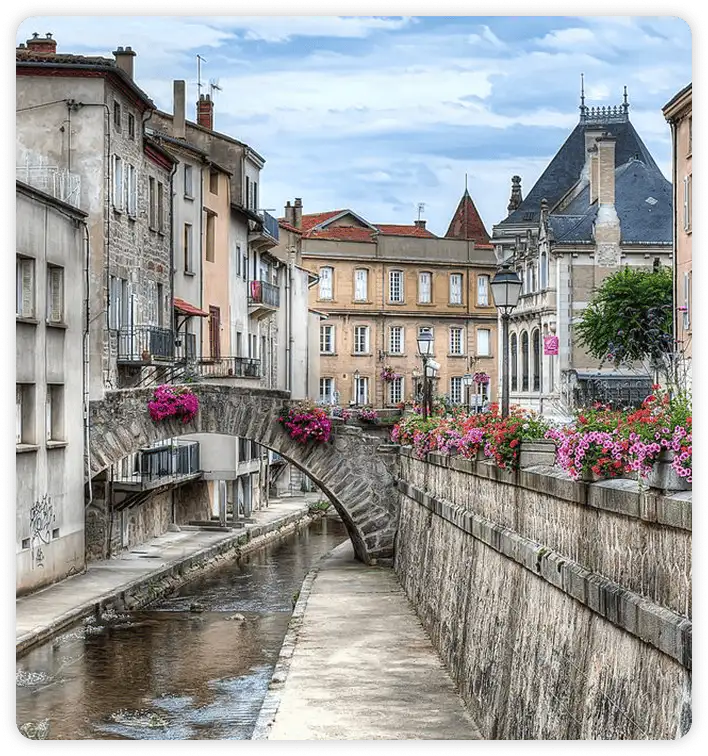 Montbrison, le Vizézy et son pont fleuri